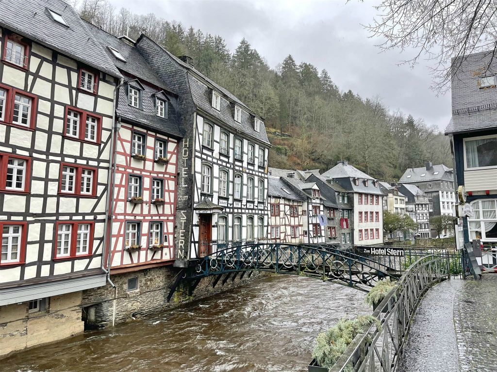 MONSCHAU - enkele gebouwen langs de Roer rivier