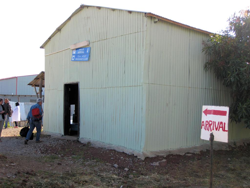 BAHIR DAR - de tijdelijke aankomst- en bagagehal van het vliegveld