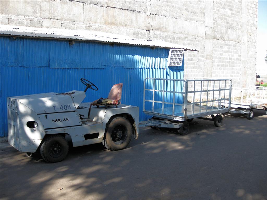 BAHIR DAR - een bagagewagen van het vliegveld