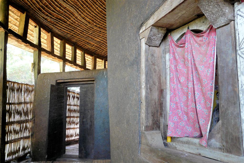 BAHIR DAR - een deur en raam bij de Ura Kidane Mihret kerk op het Zeghe Peninsula eiland