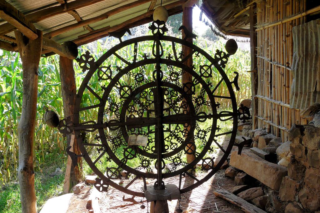 BAHIR DAR - een metalen voorwerp bij de Ura Kidane Mihret kerk op het Zeghe Peninsula eiland