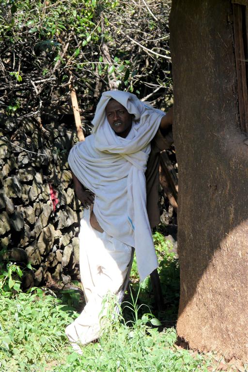 BAHIR DAR - een man bij de Ura Kidane Mihret kerk op het Zeghe Peninsula eiland