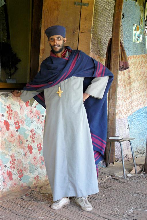 BAHIR DAR - een priester bij de Ura Kidane Mihret kerk op het Zeghe Peninsula eiland