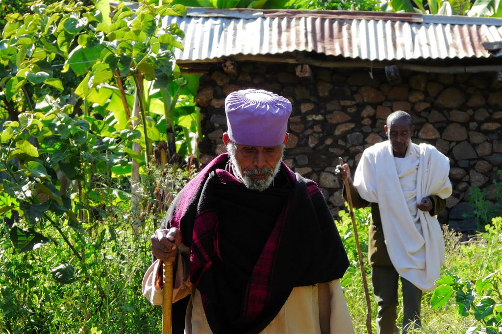 BAHIR DAR - een priester bij de Ura Kidane Mihret kerk op het Zeghe Peninsula eiland