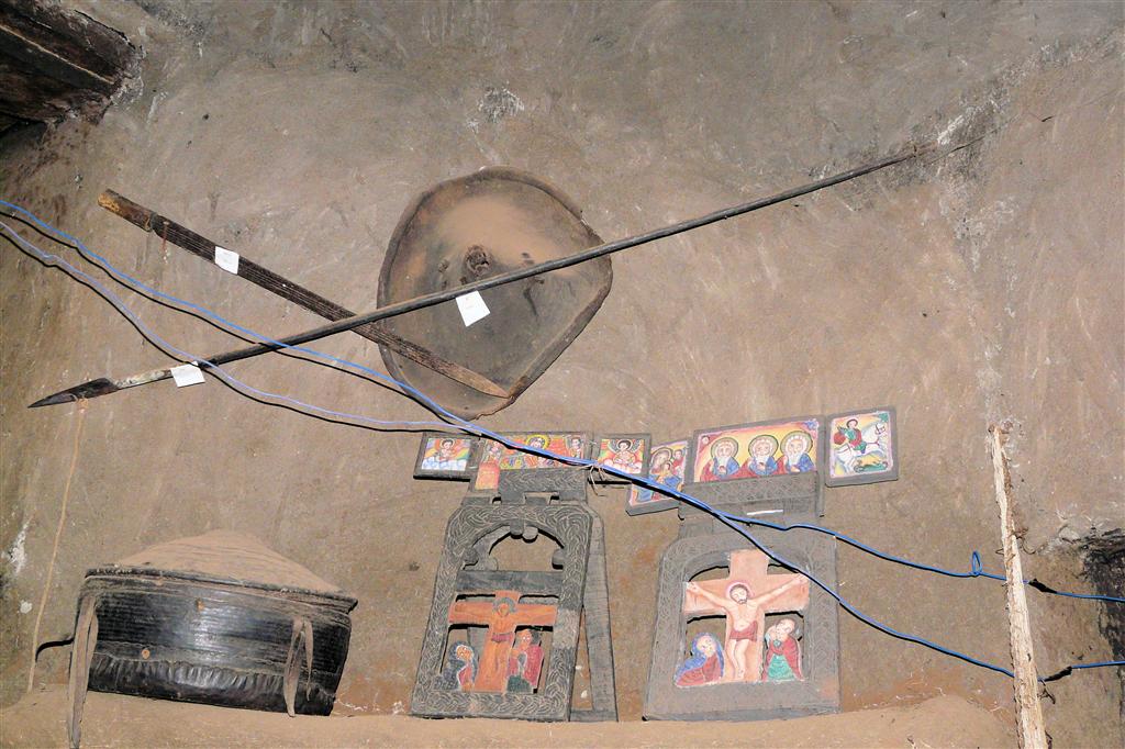 BAHIR DAR - oude voorwerpen in het Zeghie Sateleka museum op het Zeghe Peninsula eiland