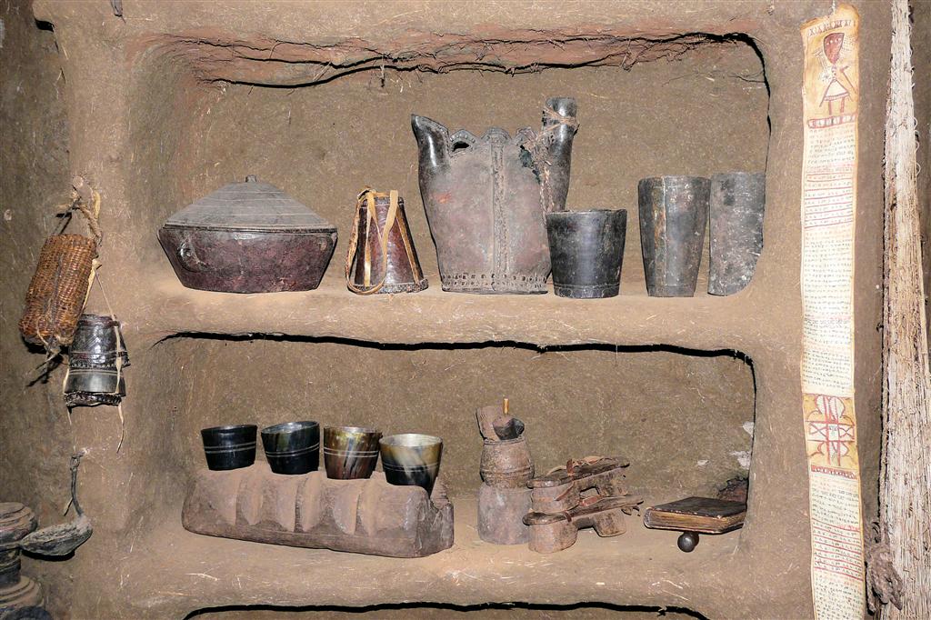 BAHIR DAR - oude voorwerpen in het Zeghie Sateleka museum op het Zeghe Peninsula eiland