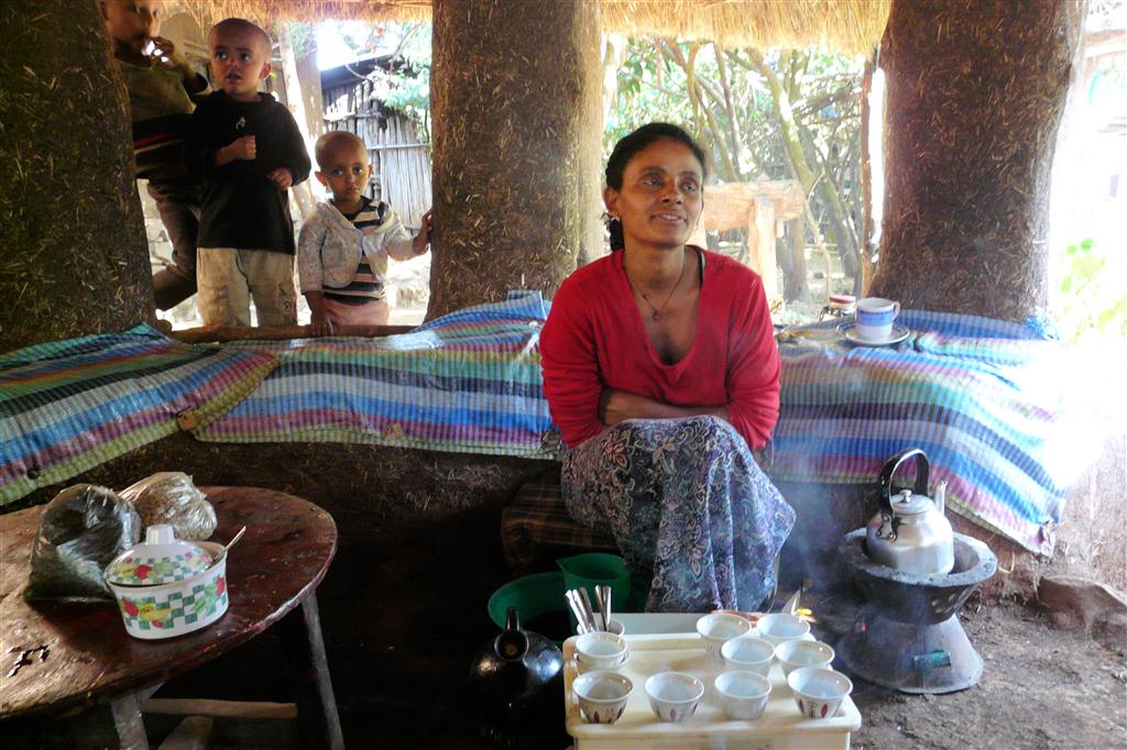 BAHIR DAR - de vrouw van de koffieceremonie op het Zeghe Peninsula eiland