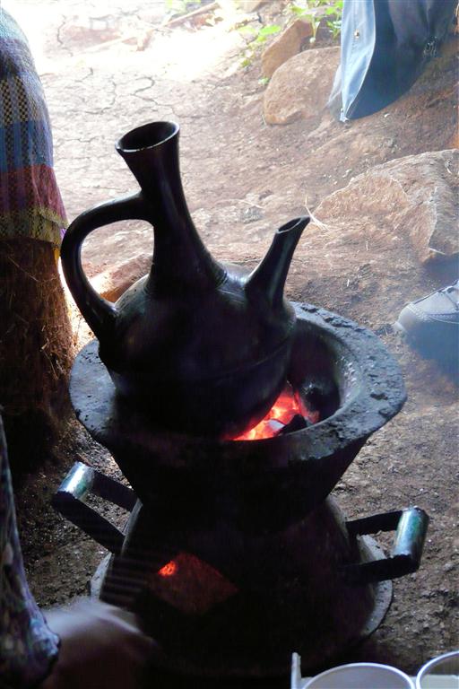 BAHIR DAR - de koffiepot bij de koffieceremonie op het Zeghe Peninsula eiland