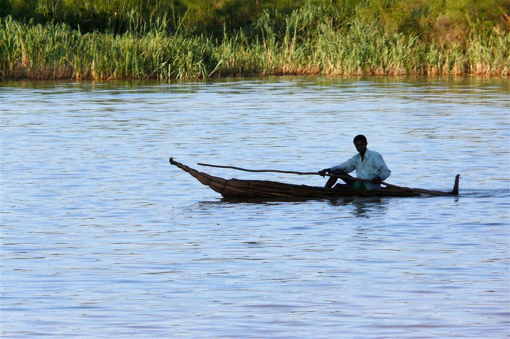 BAHIR DAR - een man in een papyrusboot bij het Zeghe Peninsula eiland