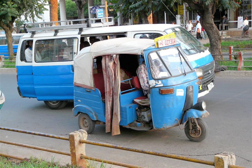 BAHIR DAR - een toektoek en een minibusje
