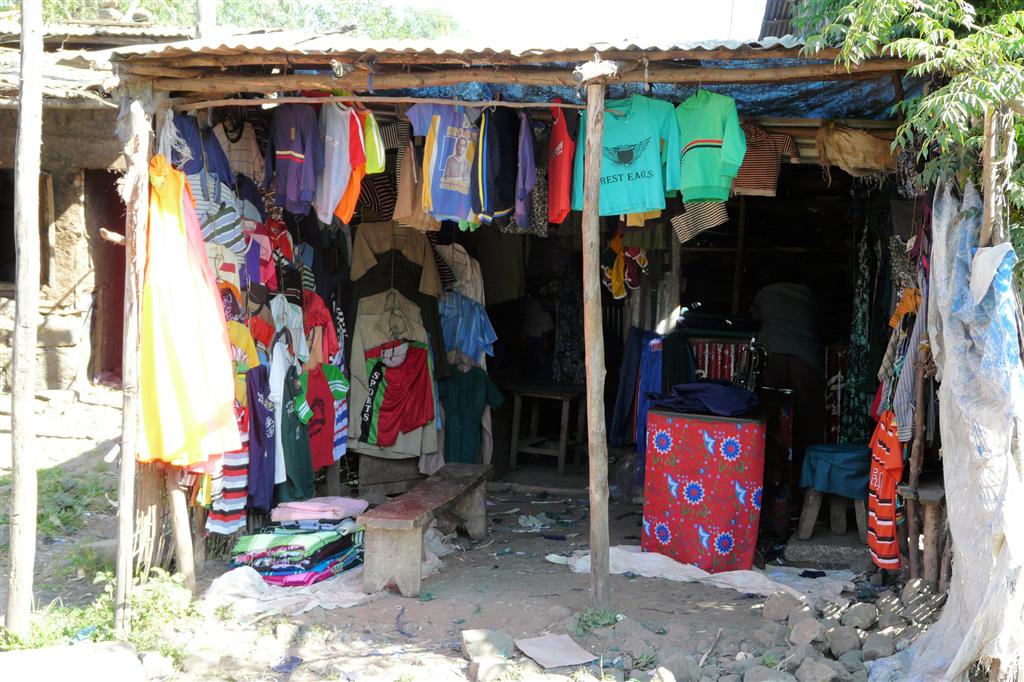 BAHIR DAR -> GONDAR - een tweedehandse kledingwinkel