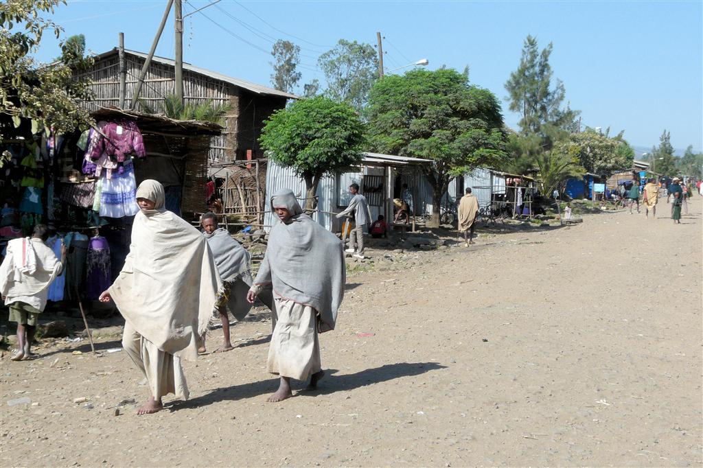 BAHIR DAR -> GONDAR - Ethiopiërs op straat