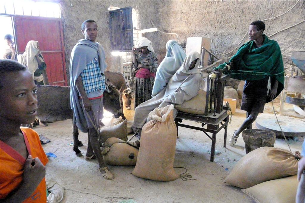 BAHIR DAR -> GONDAR - de gemeenschappelijke verwerkingsruimte voor meel van een dorp