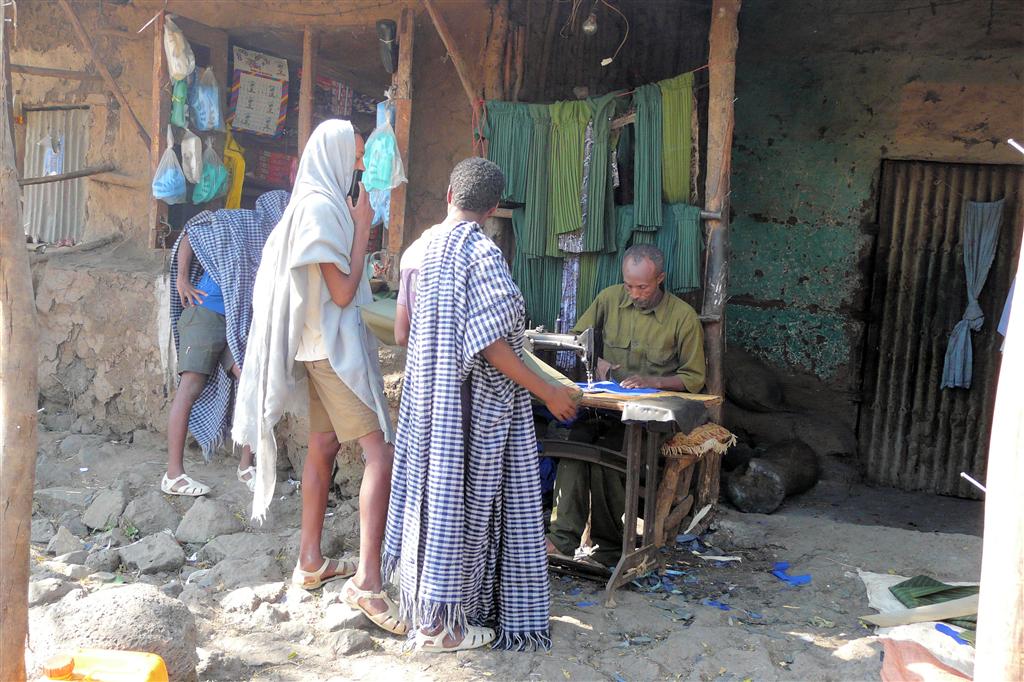 BAHIR DAR -> GONDAR - een kleermaker achter zijn naaimachine