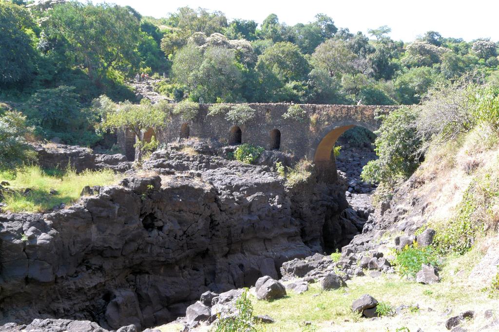 BAHIR DAR -> GONDAR - de stenen brug uit 1626, over de Blauwe Nijl, wat tevens de eerste stenen brug in Ethiopië was