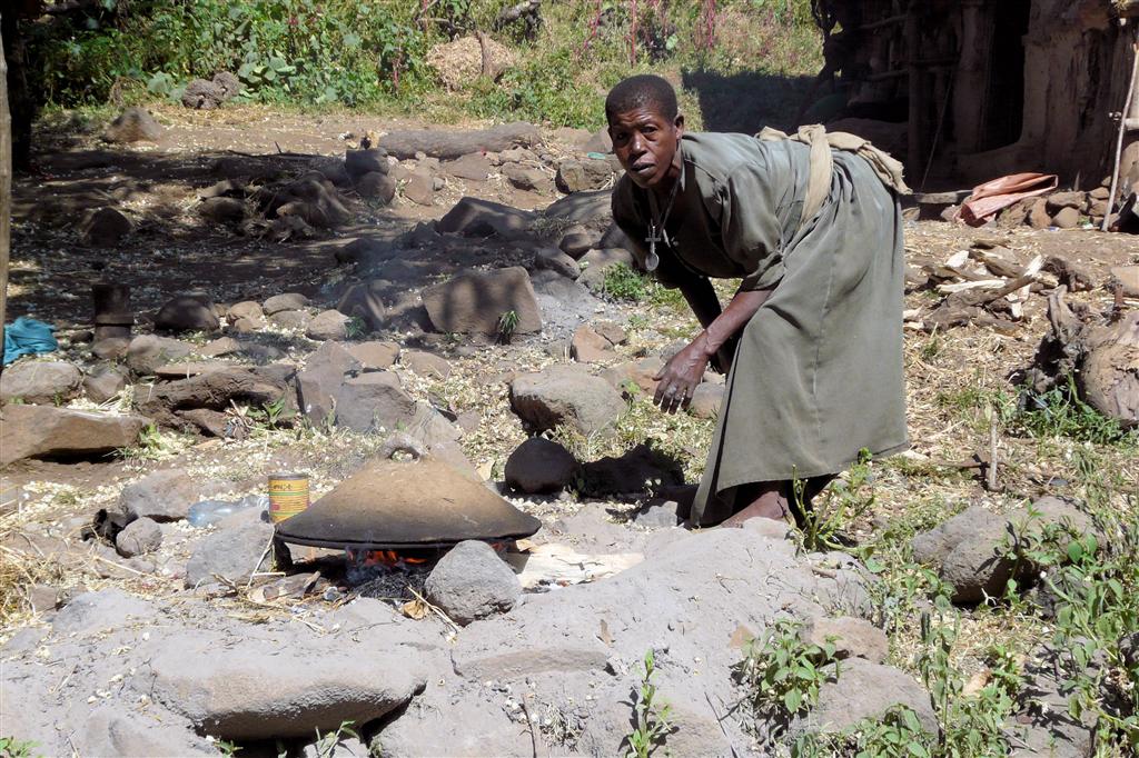 BAHIR DAR -> GONDAR - een Ethiopische vrouw die injera (Ethiopische pannenkoek) maakt