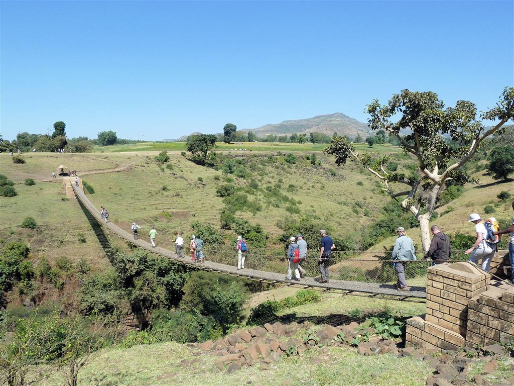BAHIR DAR -> GONDAR - groepsgenoten en Carlos over een hangbrug