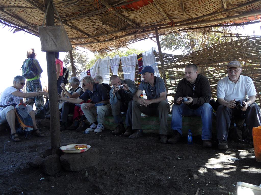 BAHIR DAR -> GONDAR - groepsgenoten en Carlos wachten op de koffie in een hut
