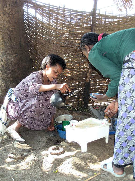 BAHIR DAR -> GONDAR - een meisje giet koffie voor ons in