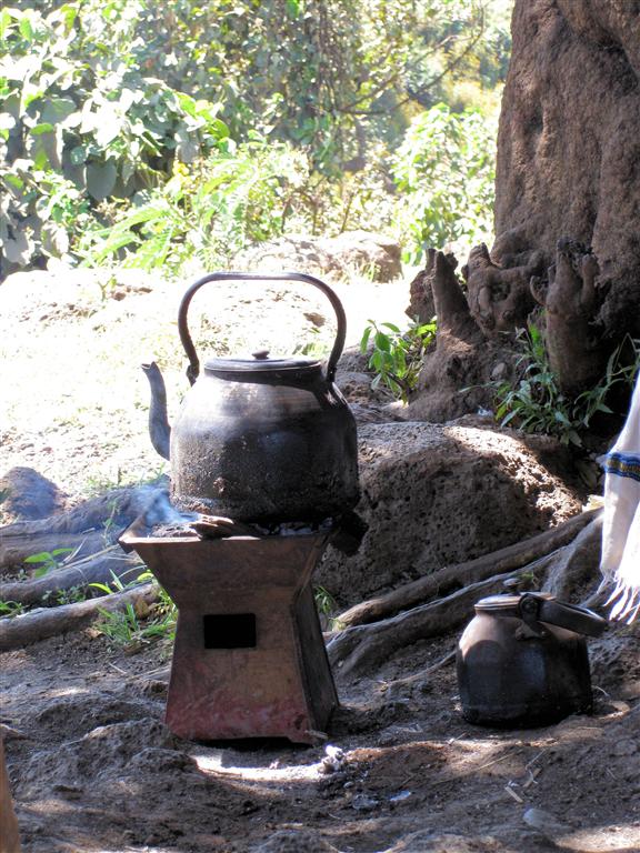 BAHIR DAR -> GONDAR - een ketel met water wordt aan de kook gebracht
