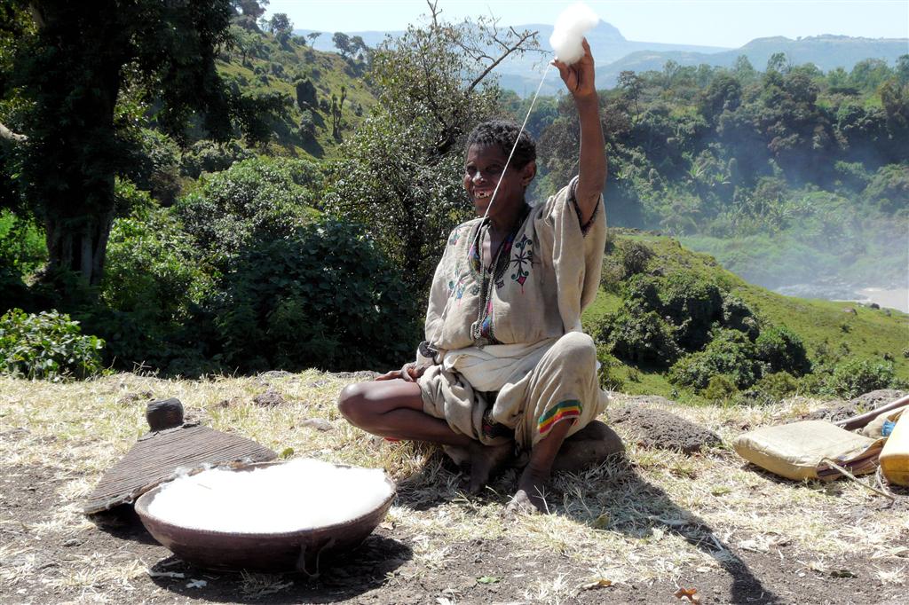 BAHIR DAR -> GONDAR - een vrouw wikkelt garen van plukken katoen
