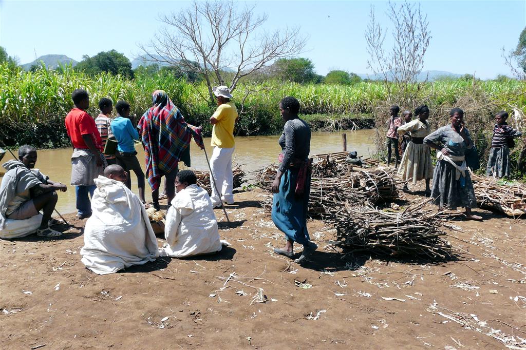 BAHIR DAR -> GONDAR - Ethiopiërs wachten op de boot