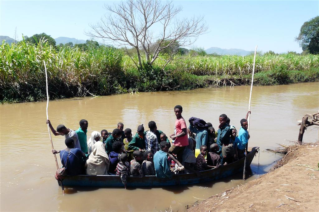 BAHIR DAR -> GONDAR - de boot met voornamelijk leerlingen gaan onderweg naar het dorp