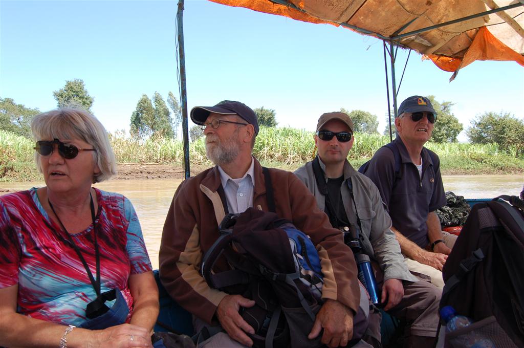 BAHIR DAR -> GONDAR - Carlos en groepsgenoten in de boot onderweg naar onze bus