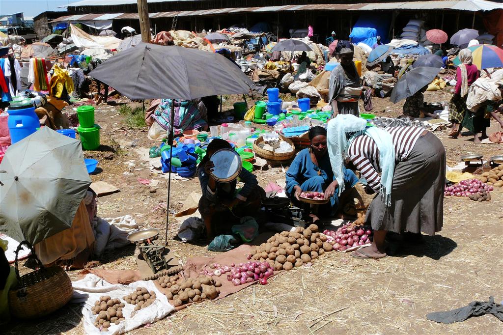 BAHIR DAR -> GONDAR - aardappels en uien op een lokale markt