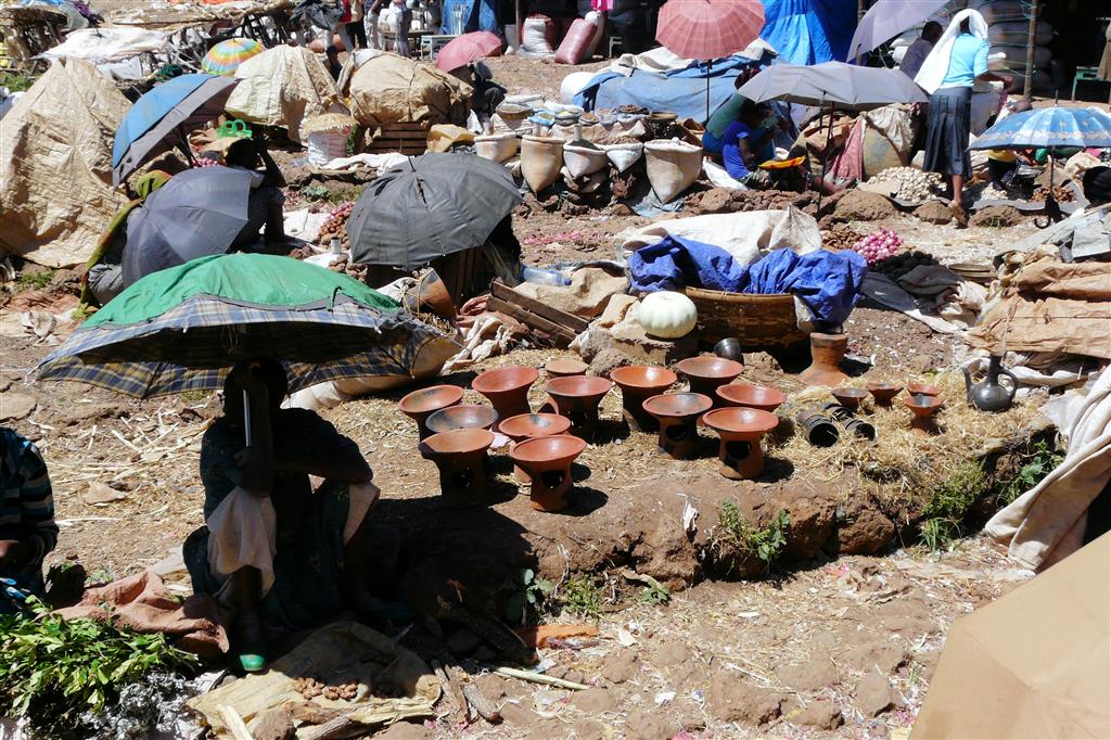 BAHIR DAR -> GONDAR - keramiek op een lokale markt