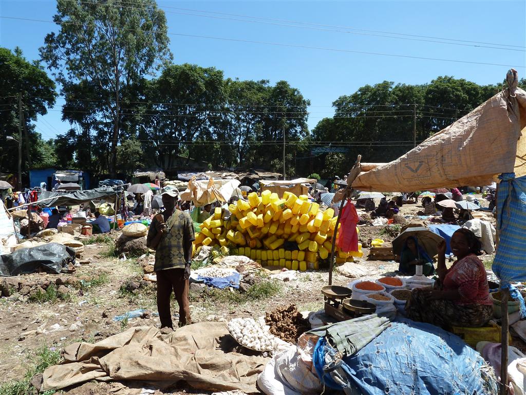 BAHIR DAR -> GONDAR - jerrycans voor water op een lokale markt