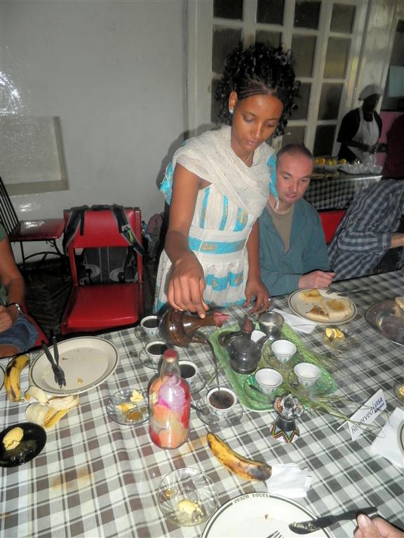 GONDAR - een Ethiopische die bij het ontbijt de koffie in giet voor ons