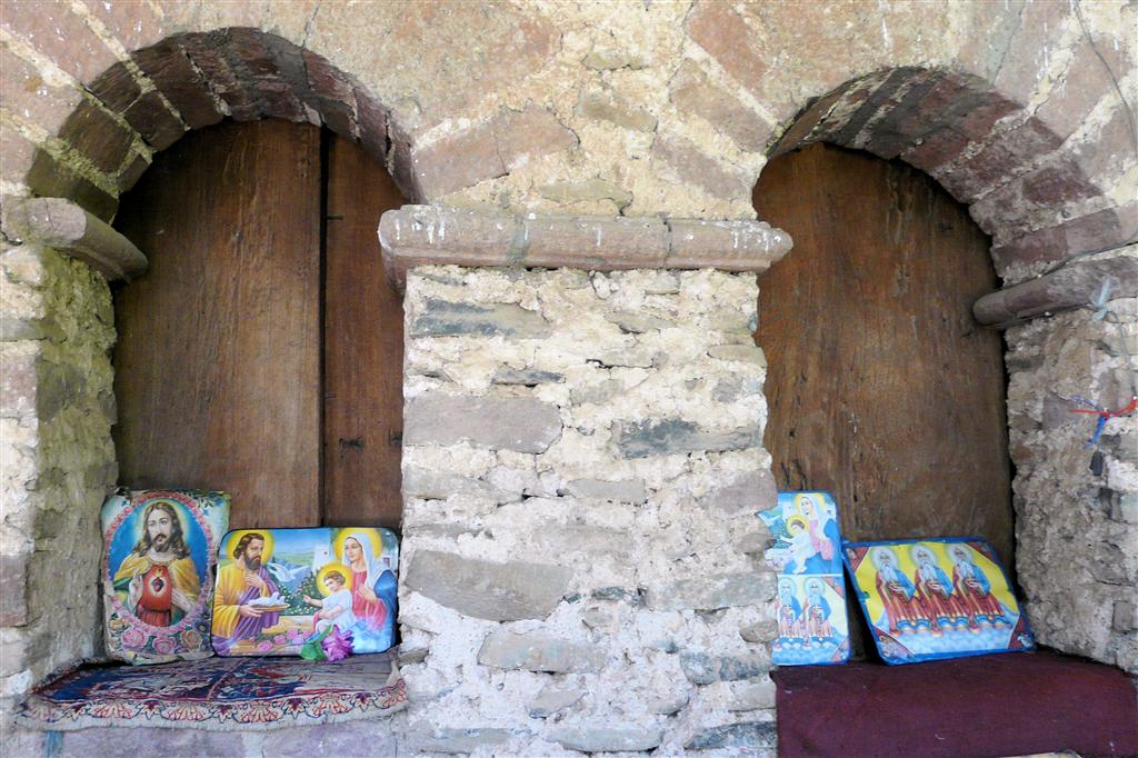 GONDAR - raamluiken en schilderijtjes bij de Debre Birhan Selassie kerk