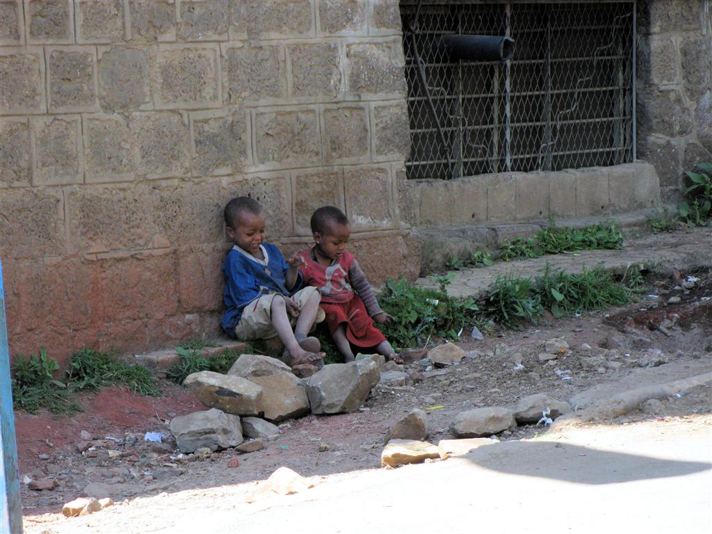 GONDAR - twee kinderen op straat