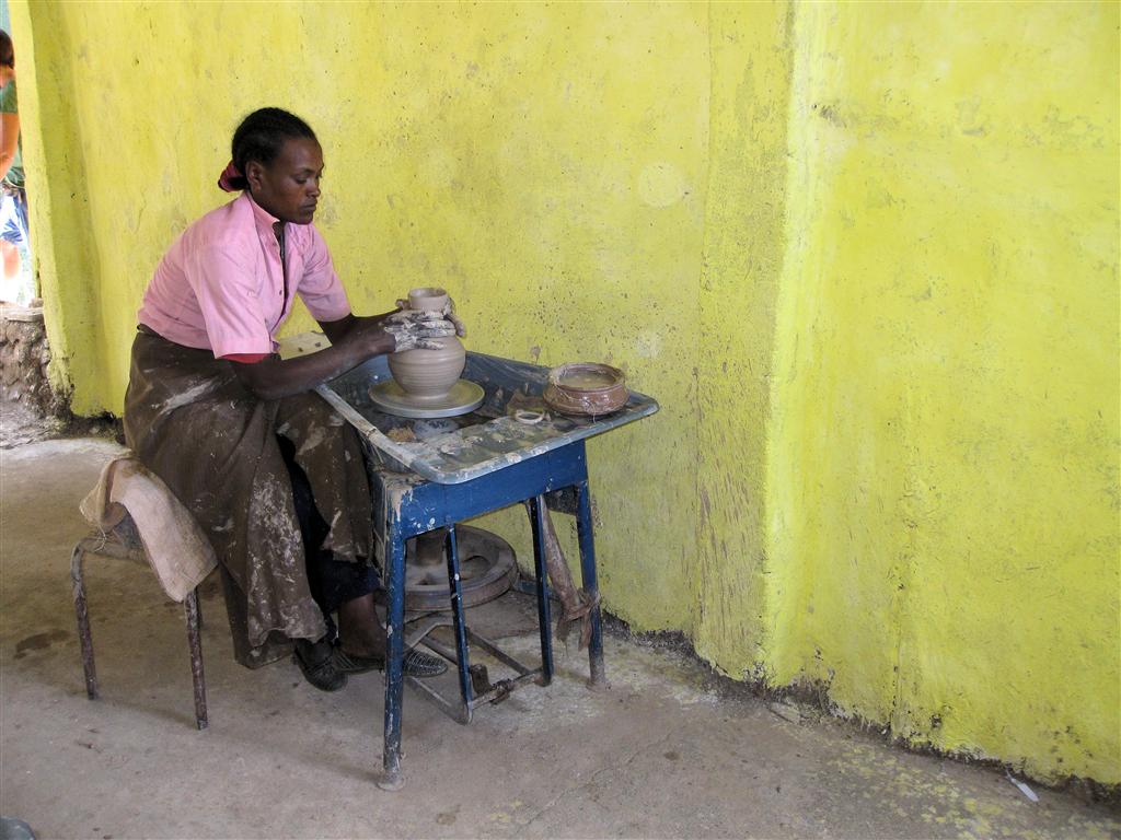 GONDAR -> DEBARK - een vrouw die aan het pottenbakken is bij het Ploughshare women's craft training center