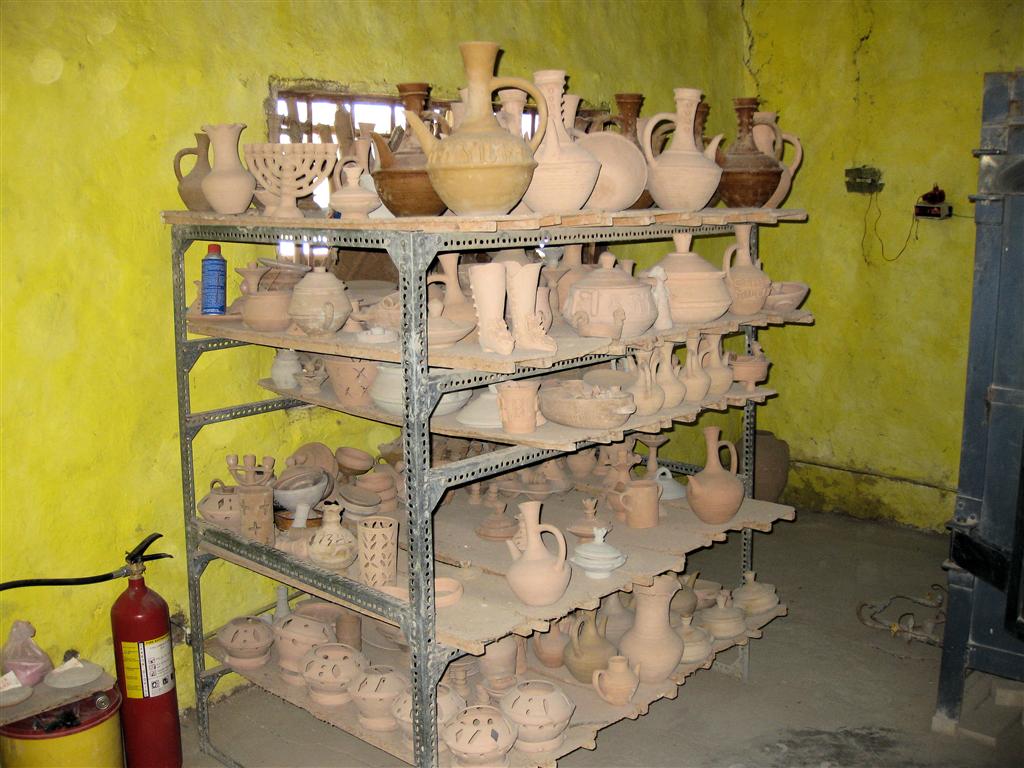 GONDAR -> DEBARK - de gebakken voorwerpen van klei bij het Ploughshare women's craft training center