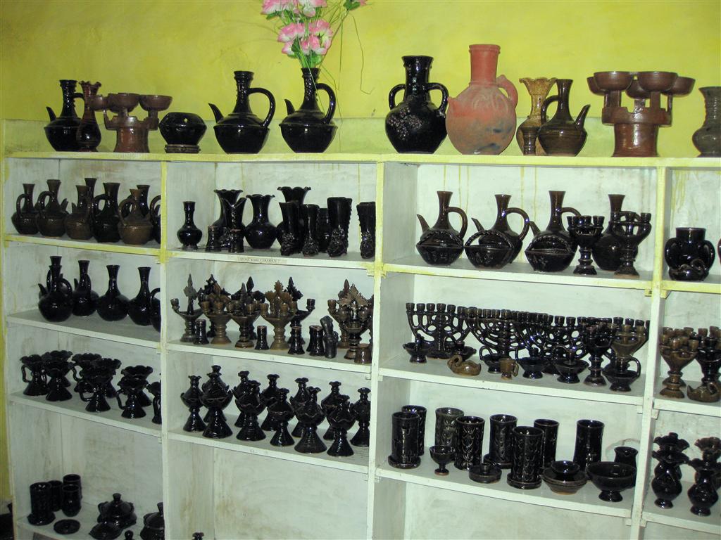GONDAR -> DEBARK - de voorwerpen in het voorraad hok bij het Ploughshare women's craft training center