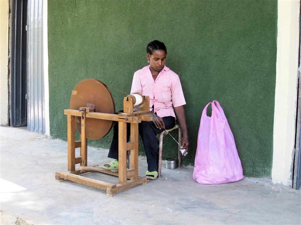 GONDAR -> DEBARK - een vrouw die garen spint bij het Ploughshare women's craft training center