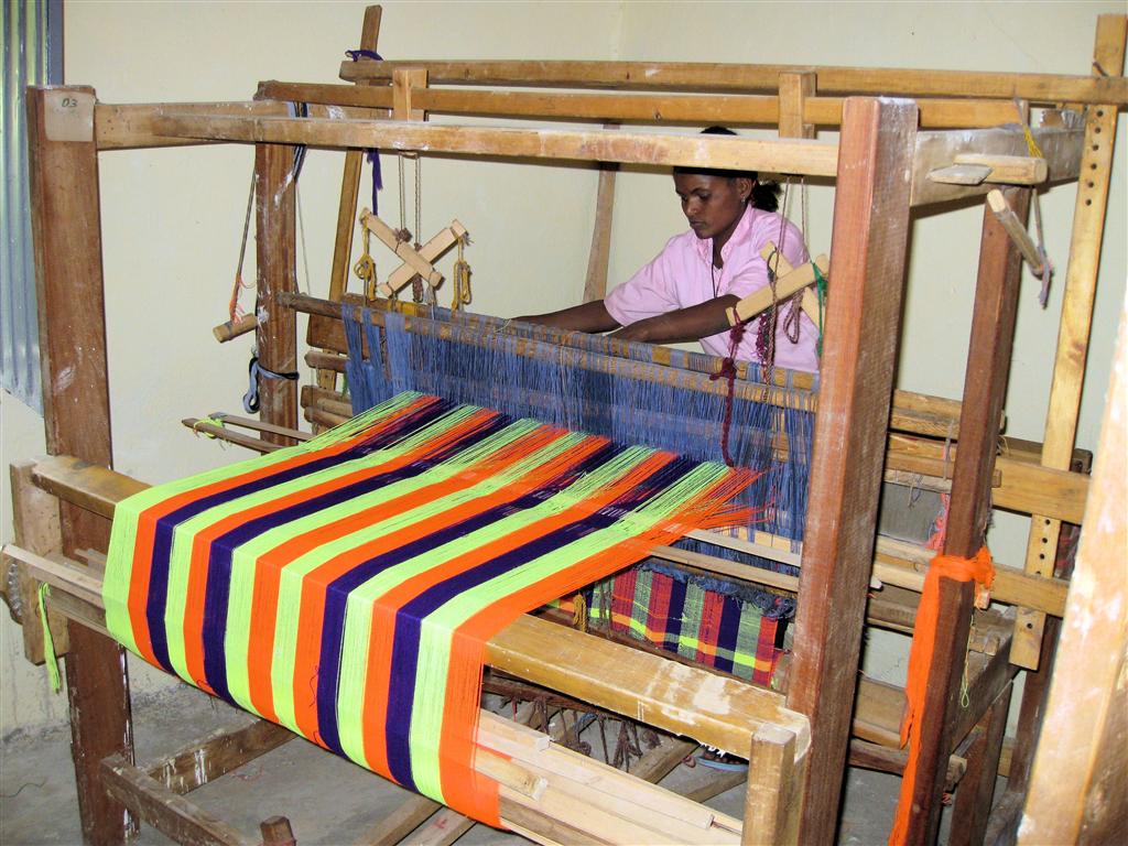 GONDAR -> DEBARK - een vrouw die aan het weven is bij het Ploughshare women's craft training center
