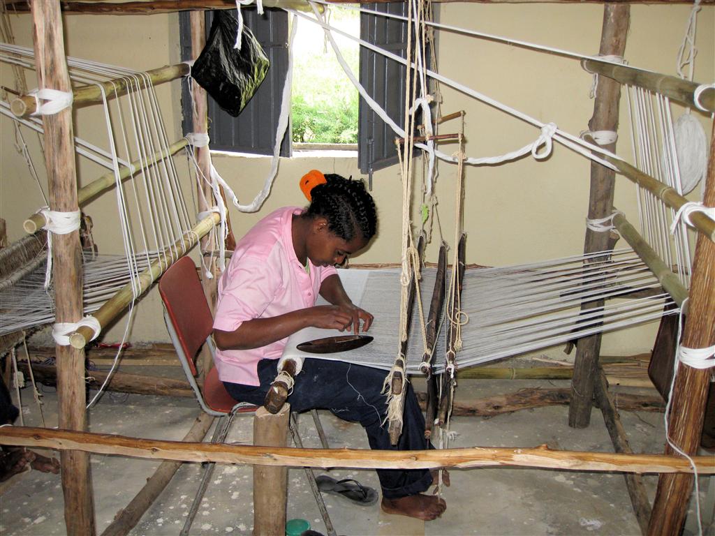 GONDAR -> DEBARK - een vrouw die aan het weven is bij het Ploughshare women's craft training center