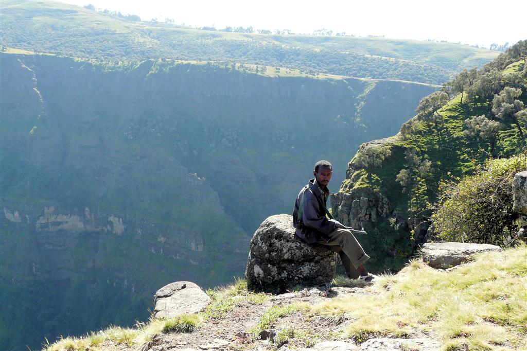 DEBARK (Simien Nationaal Park) - een ranger met een kalashnikov