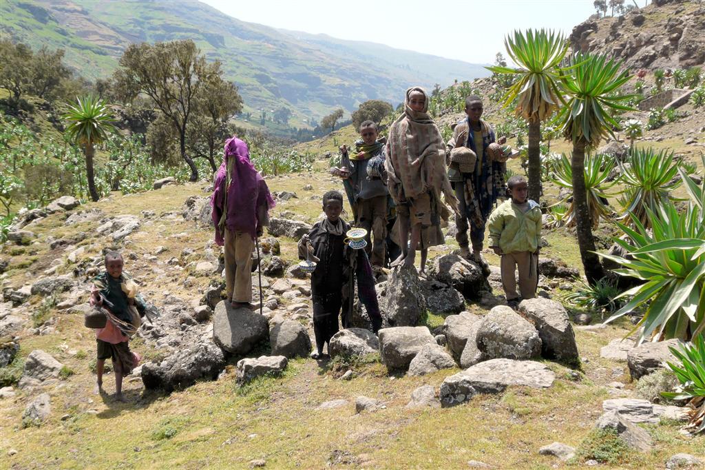 DEBARK (Simien Nationaal Park) - enkele jonge souvenir verkopers
