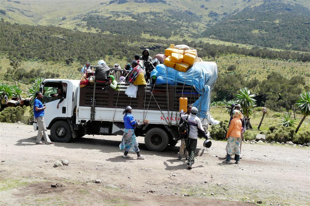 DEBARK (Simien Nationaal Park) - enkele lokalen rijden mee met een vrachtwagen