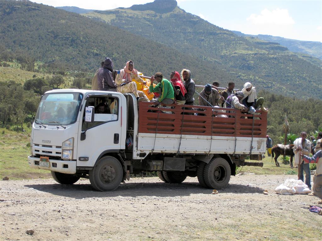 DEBARK (Simien Nationaal Park) - lokalen rijden mee op een vrachtwagen