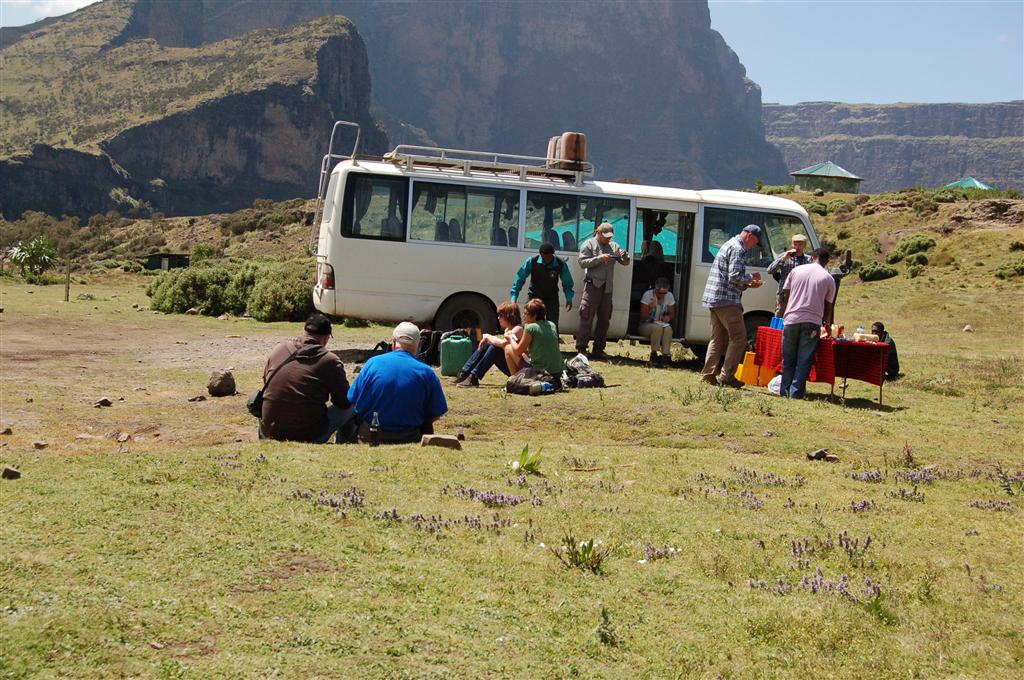 DEBARK (Simien Nationaal Park) - groepsgenoten en Carlos aan het picknicken