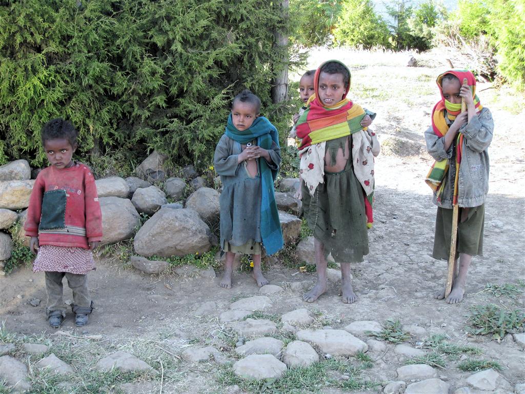 DEBARK (Simien Nationaal Park) - enkele kinderen bij de in-uitgang van het Simien Nationaal Park