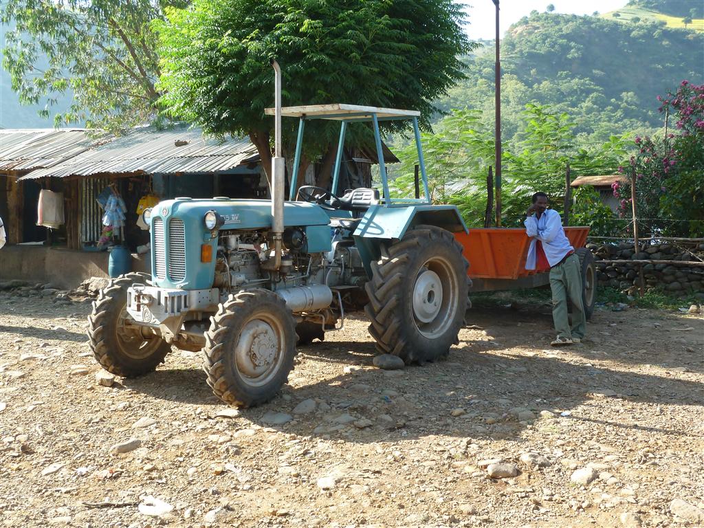 DEBARK -> AKSUM - de tractor van een dorp