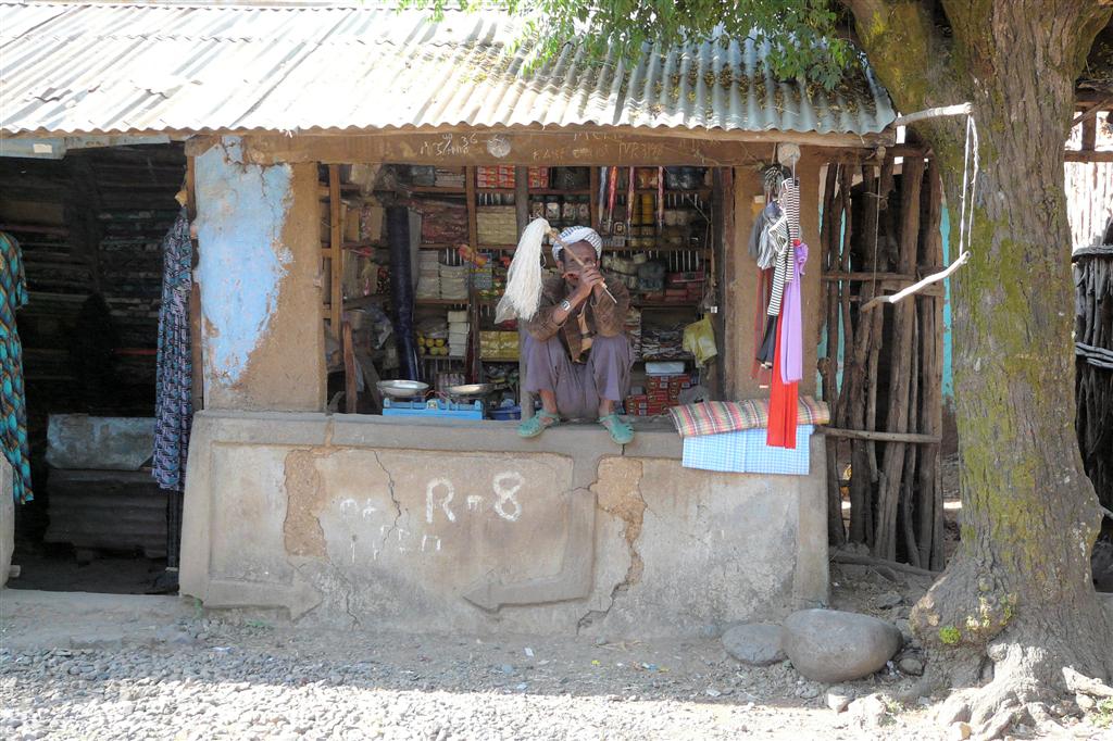 DEBARK -> AKSUM - een man in zijn winkel in een dorp