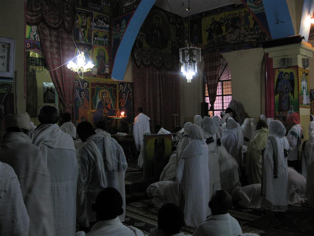 AKSUM - gelovigen bij een kerk