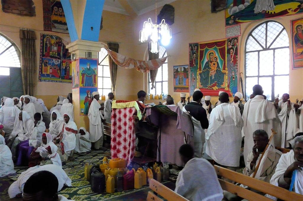 AKSUM - gelovigen in een kerk